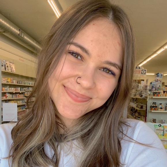 meet your posher.. kayli!! - Picture 1 of 1